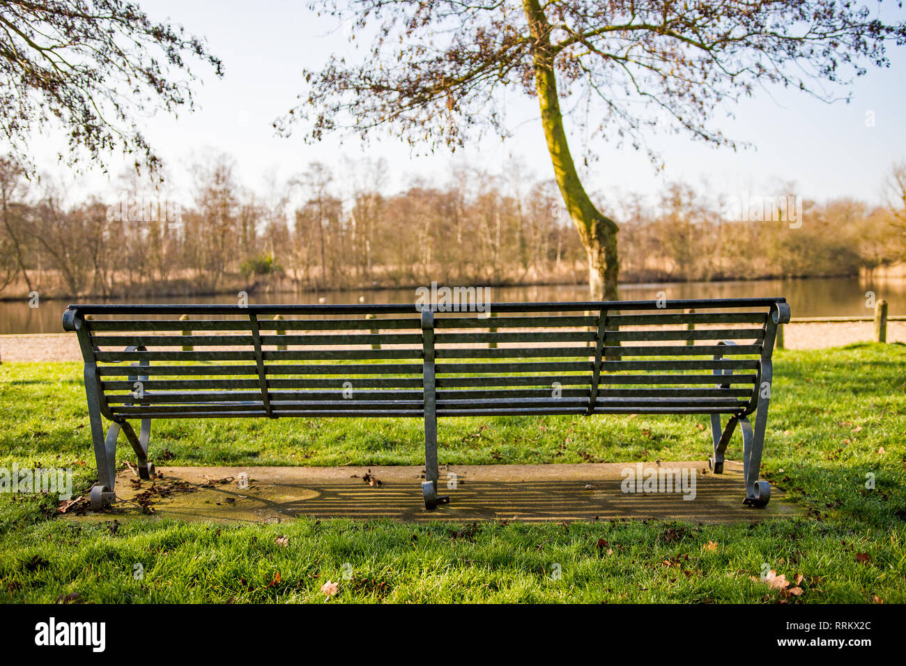 Panca in legno posti a sedere presso Womack Staithe affacciato sulla Norfolk Broads Foto Stock