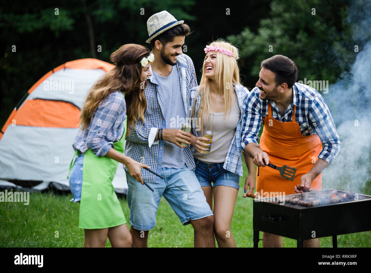 Gruppo di amici fare barbecue nella natura Foto Stock