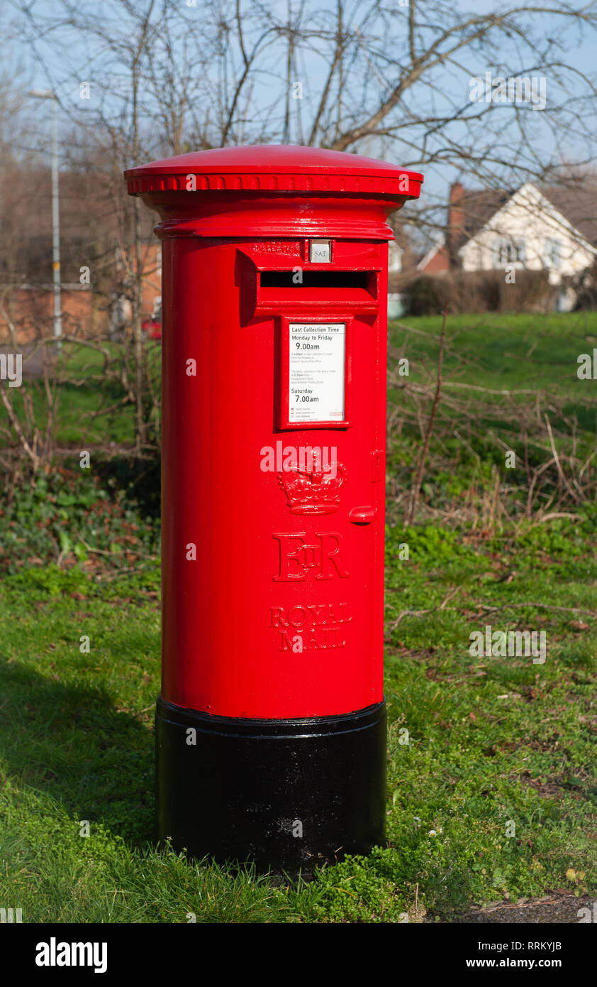 Dipinta di fresco, rosso pilastro sulla scatola di alloggiamento estate in Westbury, Wiltshire, Regno Unito. Foto Stock