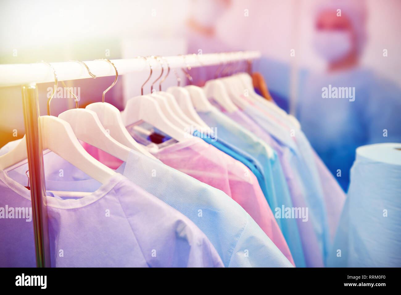 Un tempo di Medico camici chirurgici su appendiabiti Foto Stock