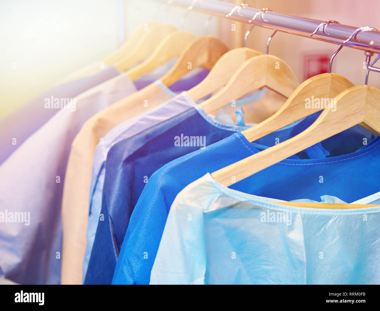 Un tempo di Medico camici chirurgici su appendiabiti Foto Stock