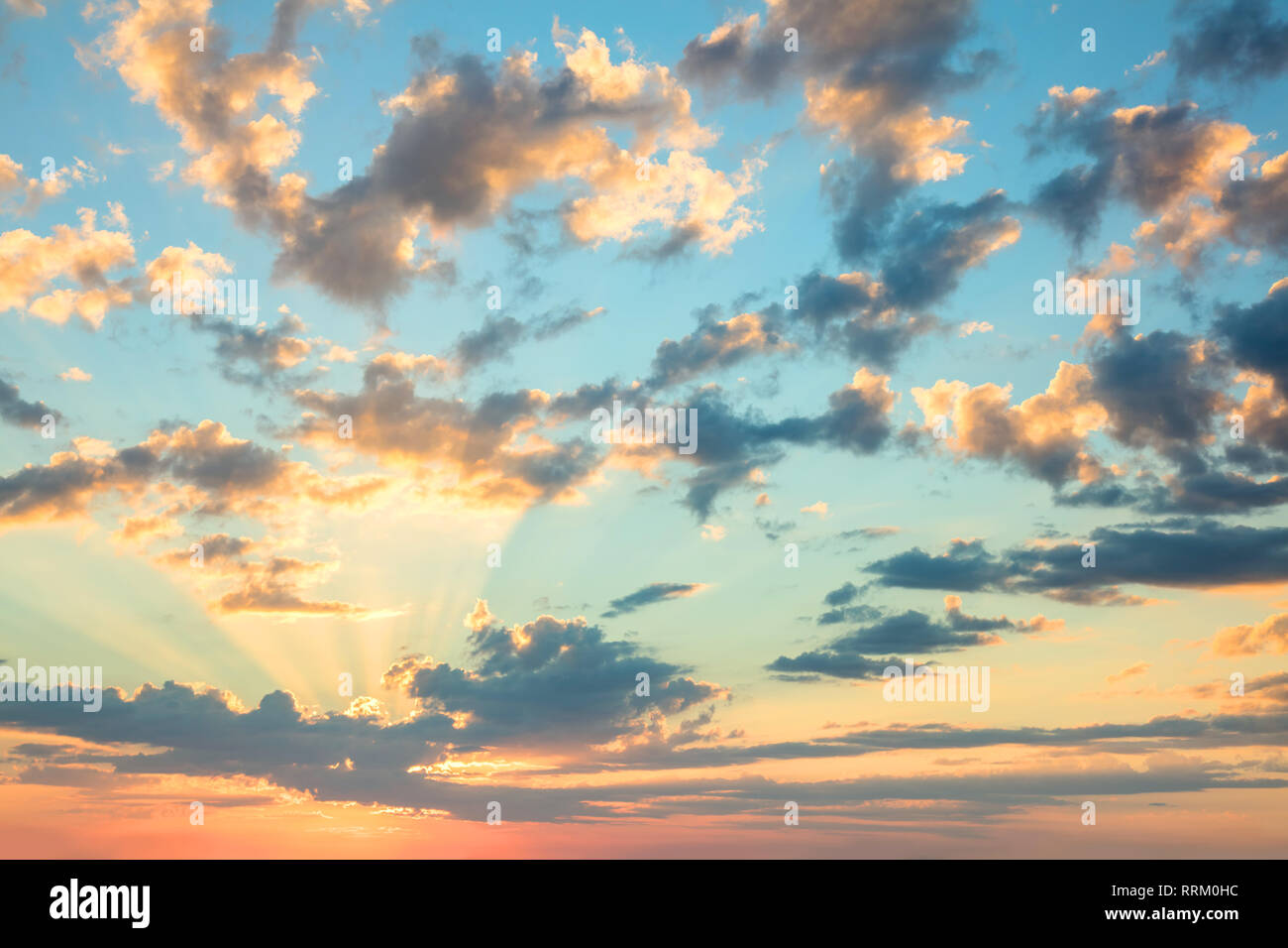 Sunshine Sunrise sky - colori gentili di soffici nuvole e sole con raggi, incredibile sfondo reale per la carta da parati, di grandi dimensioni Foto Stock