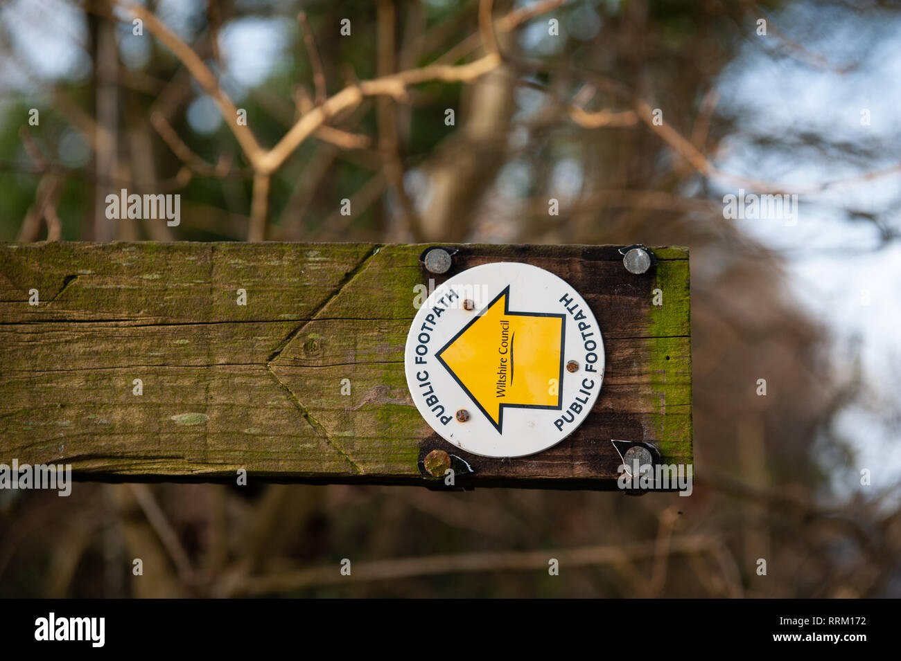 Segno che indica il percorso di un sentiero pubblico vicino Dilton Marsh, Wiltshire, Regno Unito. Foto Stock