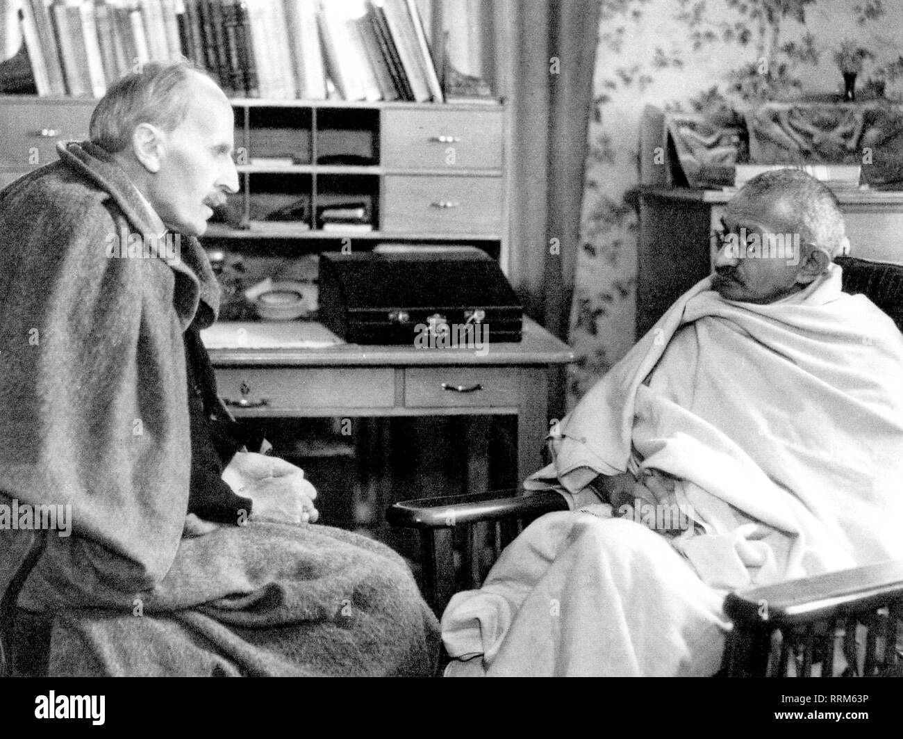 , Gandhi Mohandas Karamchand, Mahatma, 2.10.1869 - 30.1.1948, uomo politico indiano, durante la conversazione con Romain Rolland, Villeneuve, 10.12.1931, Additional-Rights-Clearance-Info-Not-Available Foto Stock