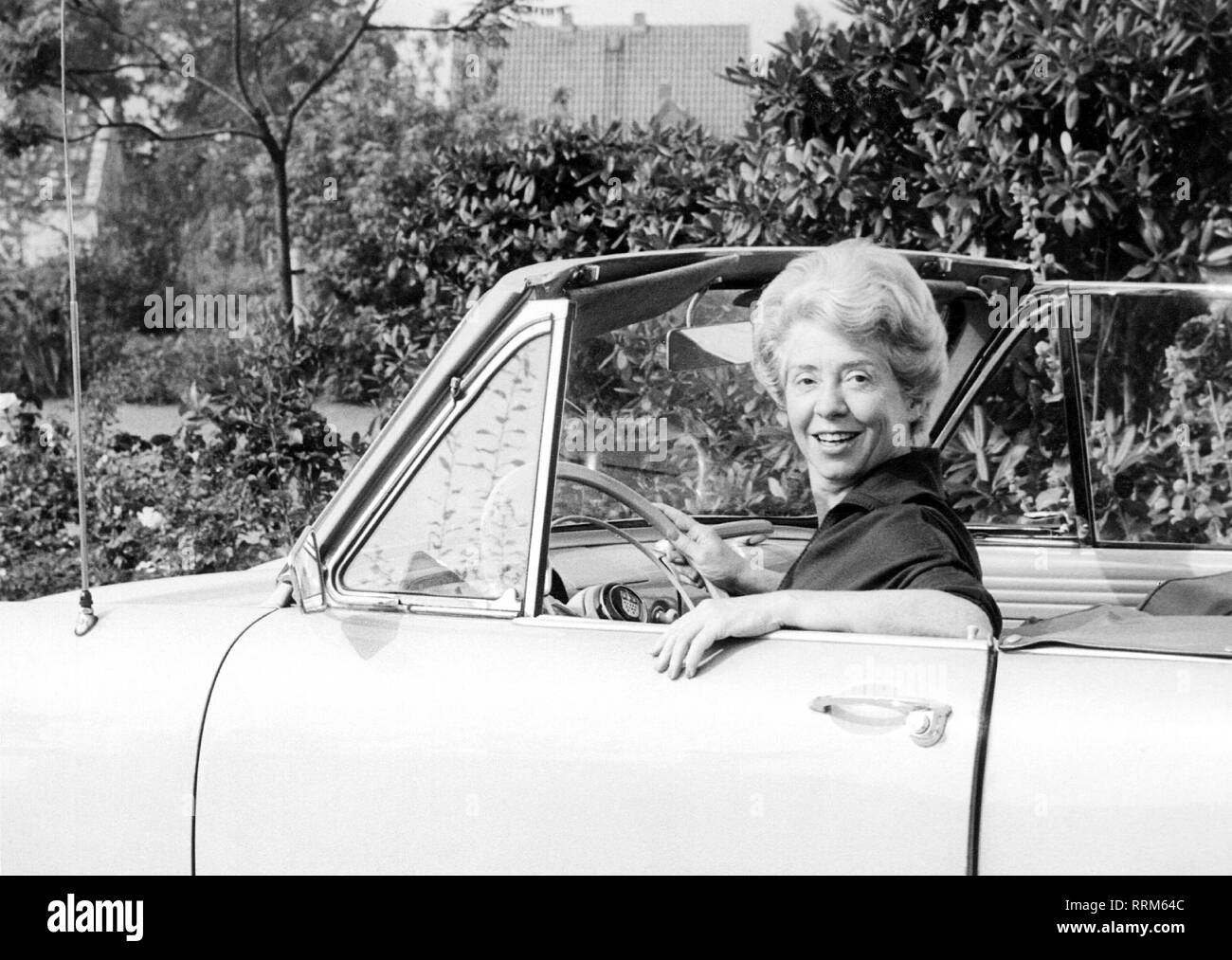 Meysel Inge, 30.5.1910 - 10.7.2004, attrice tedesca e mezza lunghezza, seduti in auto, sessanta, Additional-Rights-Clearance-Info-Not-Available Foto Stock