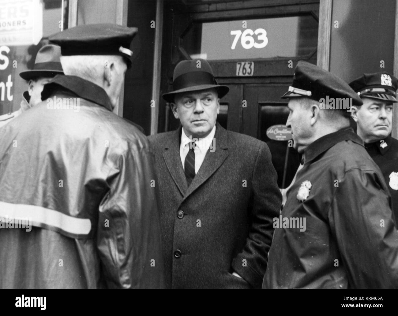 Kennedy, Stephen P., Chief Constable della città di New York 1955 - 1961, a mezza lunghezza e con poliziotti di fronte all'ONU- edificio, preparazioni per previsto tumulti, 17.2.1961, Additional-Rights-Clearance-Info-Not-Available Foto Stock