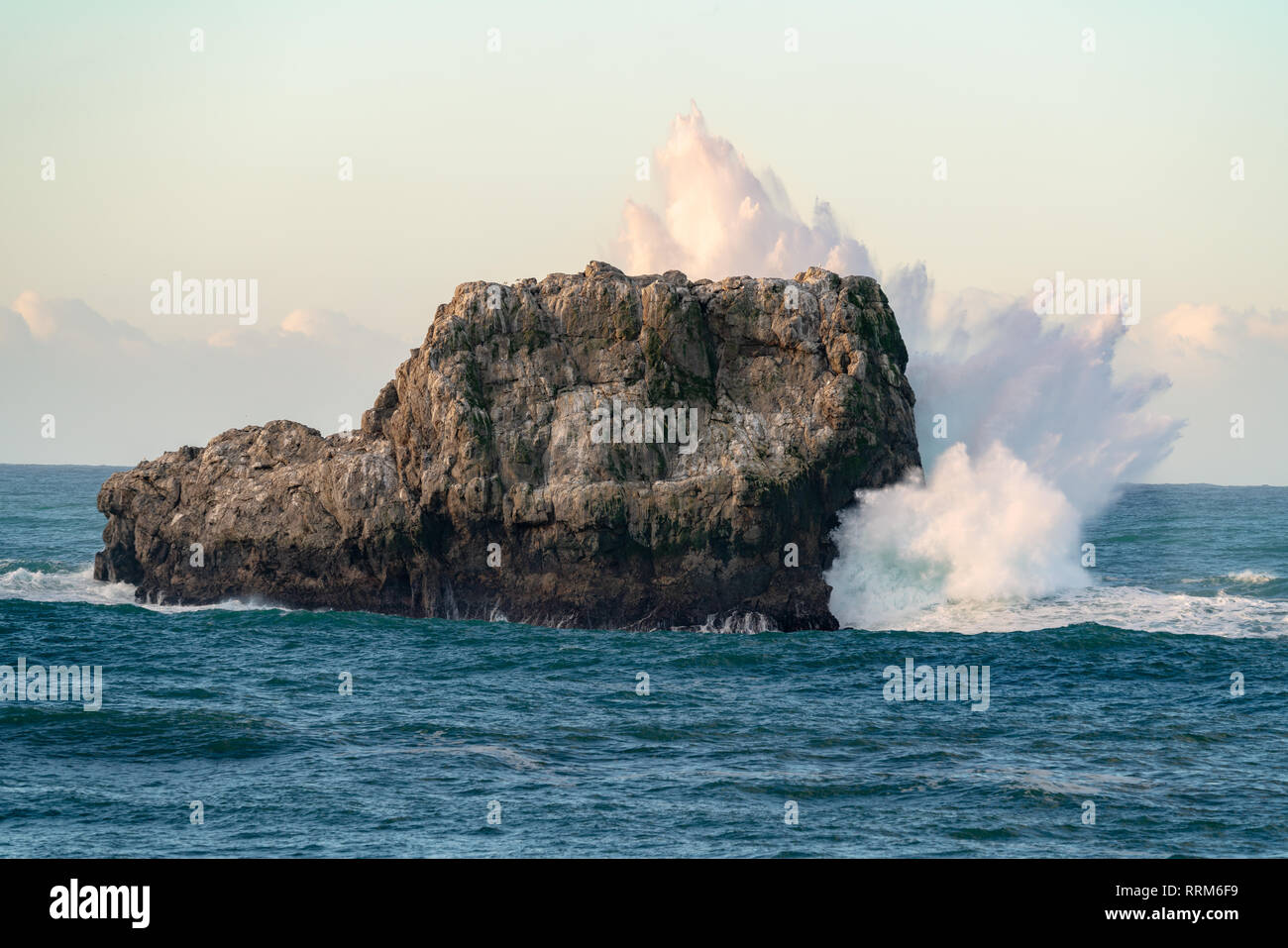 San Simeone, California - enormi onde infrangersi contro un mare di grandi dimensioni stack nell'Oceano Pacifico, durante una mattina sunrise appena fuori la costa della California. Foto Stock