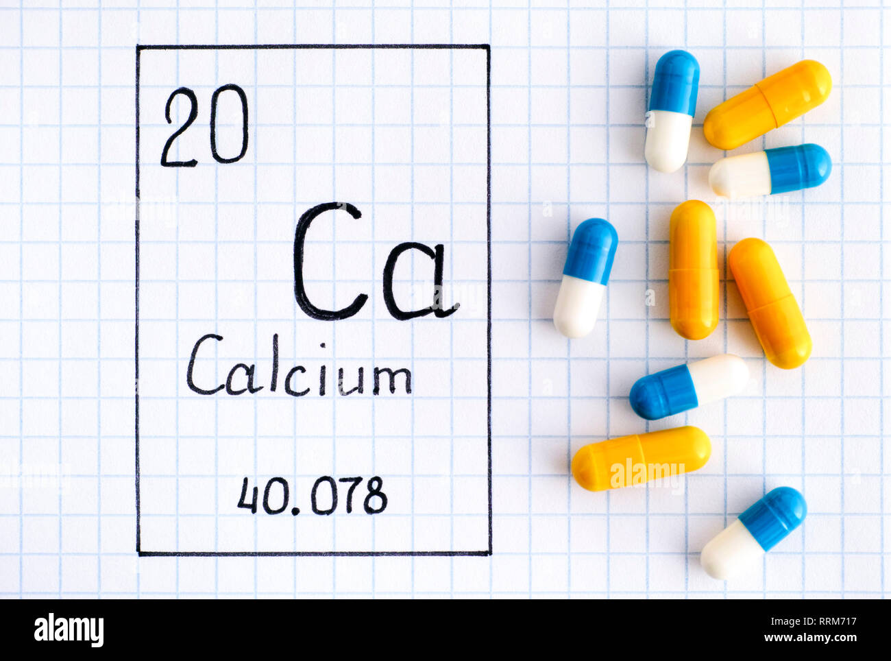 La grafia elemento chimico calcio Ca con le pillole. Close-up. Foto Stock
