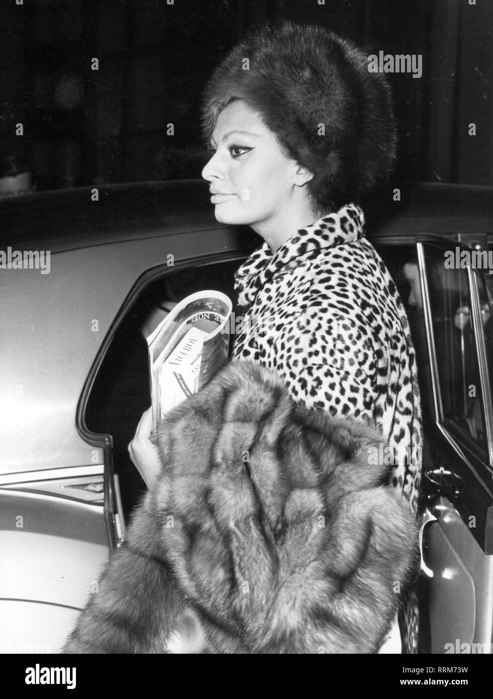 Loren, Sophia, * 20.9.1934, l'attrice italiana e mezza lunghezza, lasciando l'auto, nei primi anni settanta, Additional-Rights-Clearance-Info-Not-Available Foto Stock