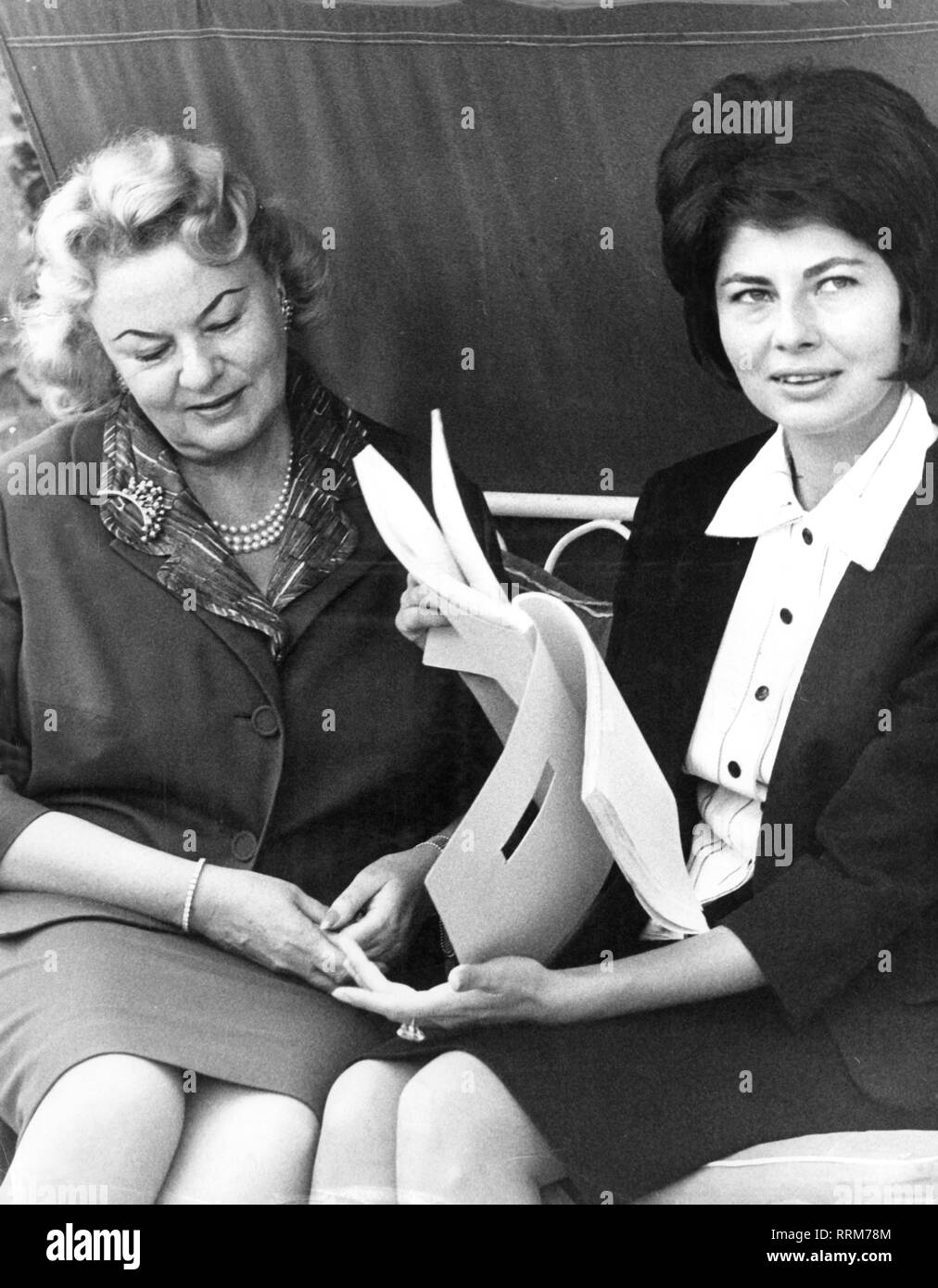 Soraya, 22.6.1932 - 25.10.2001, imperatrice di Persia 12.2.1951 - 6.4.1958, con sua madre Eva, circa 1963, Additional-Rights-Clearance-Info-Not-Available Foto Stock