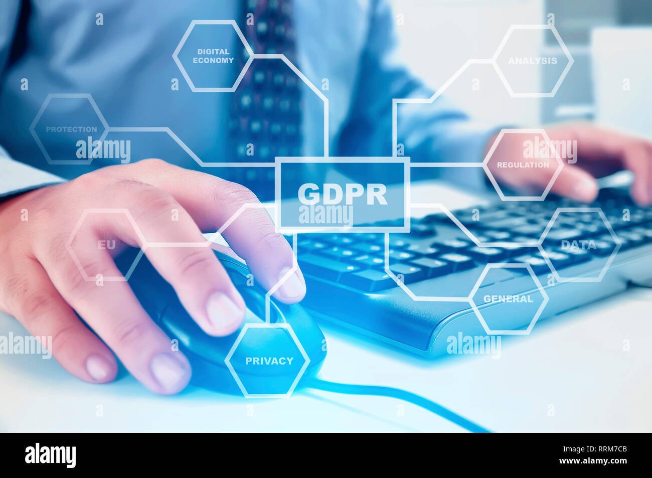 Imprenditore lavora con il mouse e la tastiera sulla scrivania con il PILR struttura di protezione su schermo virtuale. Cyber sicurezza e privacy. Dati generali Pro Foto Stock