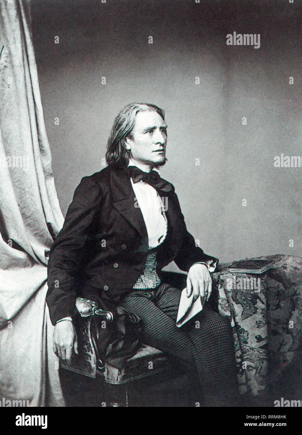 Liszt, Franz, 22.10.1811 - 31. 7.1886, ungherese compositore, pianista, a mezza lunghezza e da Franz Seraph Hanfstaengl (1804 - 1877), nel 1860 circa, Additional-Rights-Clearance-Info-Not-Available Foto Stock