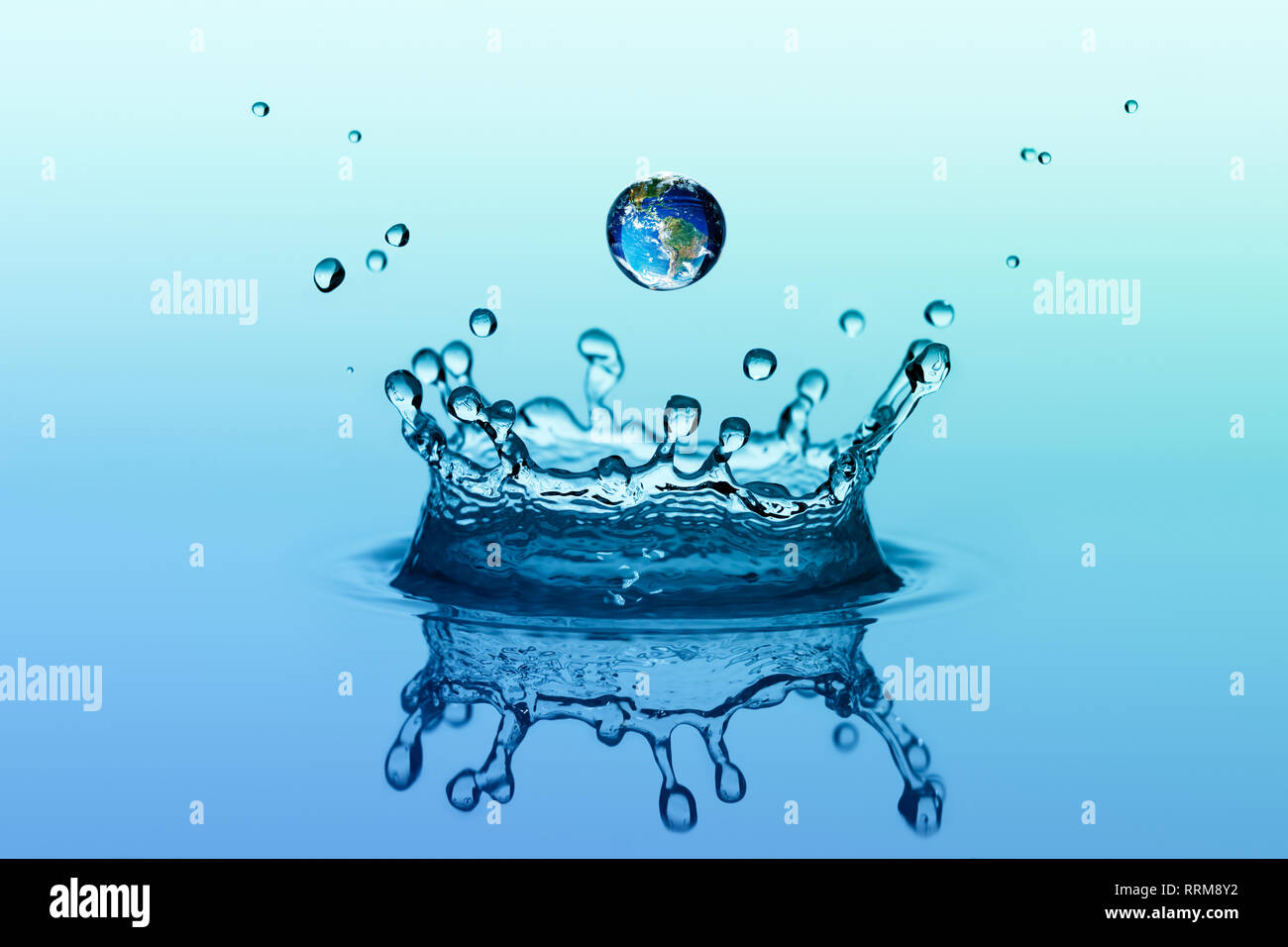 La caduta di una goccia di pioggia con terra blu immagine e spruzzi di acqua in forma di corona Foto Stock