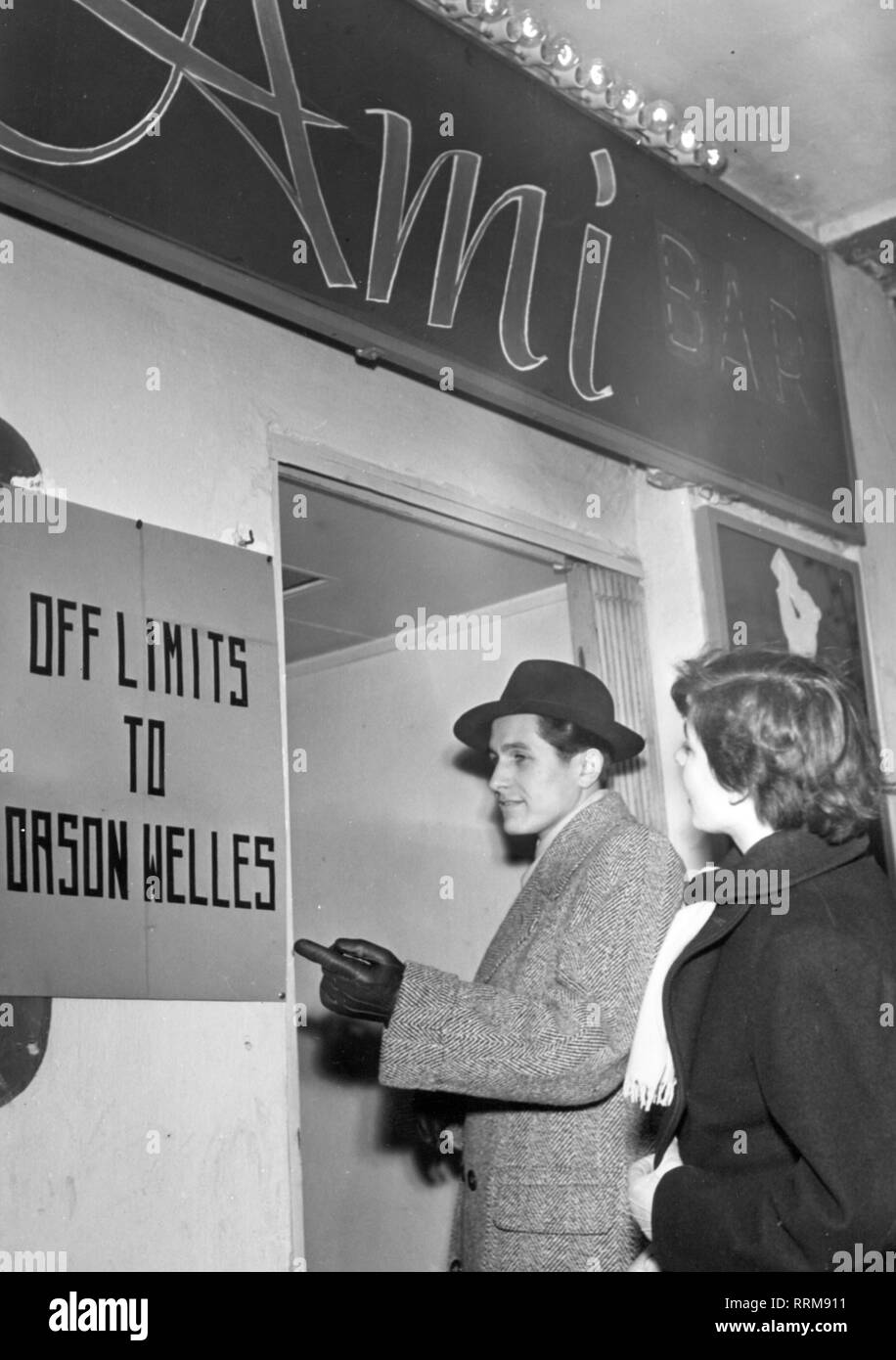 Welles, Orson, 6.5.1915 - 10.10.1985, American attore e regista, nightclub con segno di divieto dopo commenti sprezzanti su Berlino locali notturni, Berlino, novembre 1950, Additional-Rights-Clearance-Info-Not-Available Foto Stock