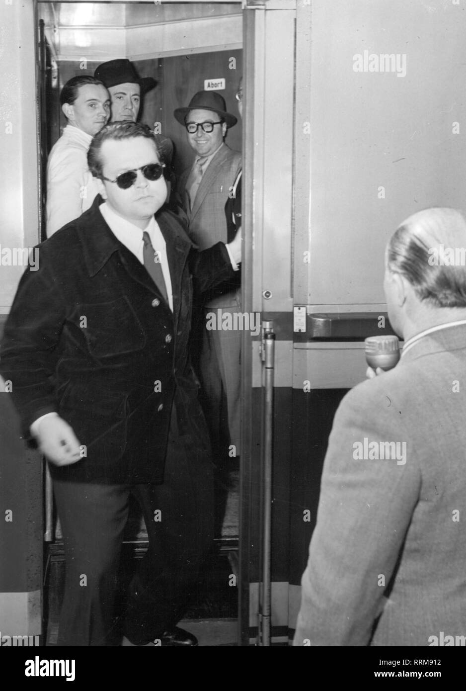 Welles, Orson, 6.5.1915 - 10.10.1985, American attore e regista, mezza lunghezza, arrivando alla stazione ferroviaria, Francoforte, agosto 1950, Additional-Rights-Clearance-Info-Not-Available Foto Stock