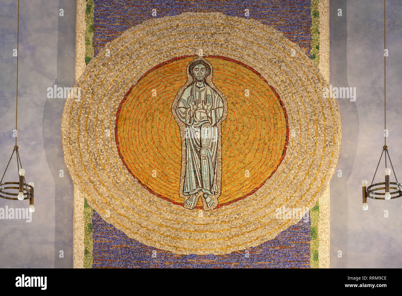 Mosaico della Santa Trinità nel santuario la chiesa parrocchiale di San Ildegarda, Eibingen, Ruedesheim, Hesse, Germania, Additional-Rights-Clearance-Info-Not-Available Foto Stock