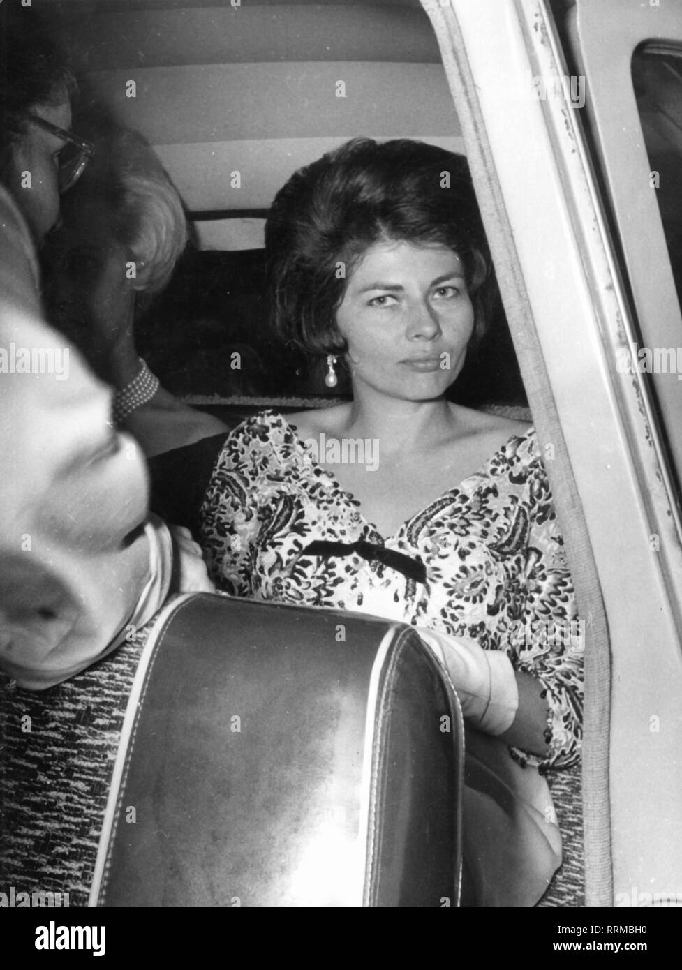 Soraya, 22.6.1932 - 25.10.2001, imperatrice di Persia 12.2.1951 - 6.4.1958, a mezza lunghezza e in un auto, Istanbul, settembre 1963, Additional-Rights-Clearance-Info-Not-Available Foto Stock