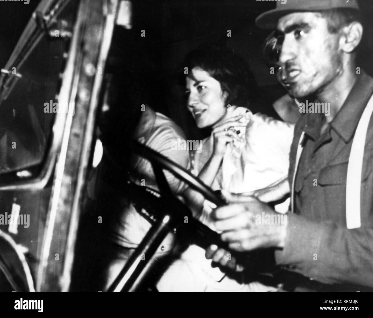 Soraya, 22.6.1932 - 25.10.2001, imperatrice di Persia 12.2.1951 - 6.4.1958, mezza lunghezza, lasciando una stazione di polizia in auto, Istanbul, 19.9.1963, dopo un argomento tra Maximilian Schell e fotografo Ozkan Zahin, Additional-Rights-Clearance-Info-Not-Available Foto Stock