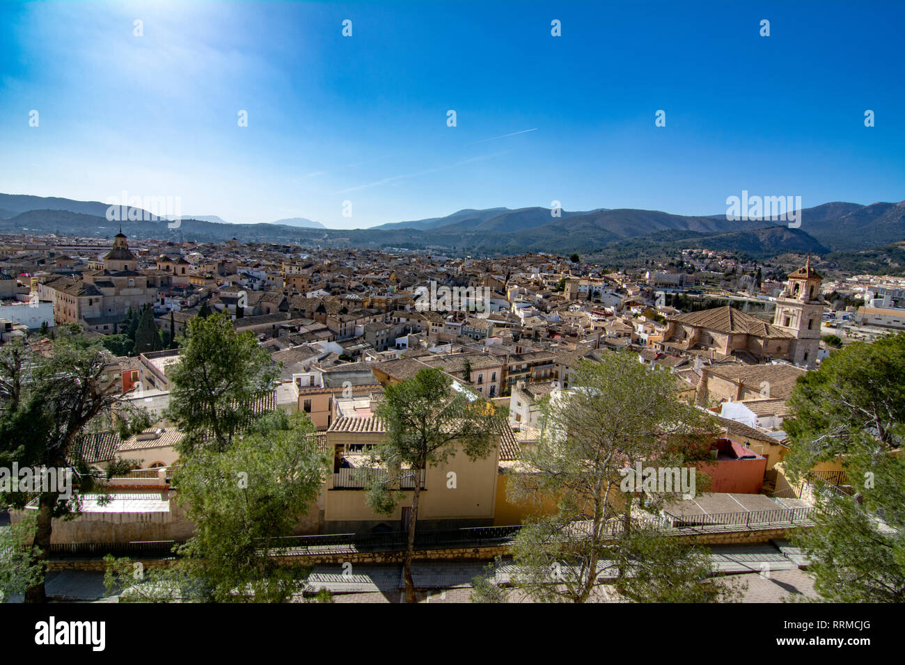 Caravaca de la Cruz, Murcia, Spagna; Febbraio 2017: vista sui tetti dalla parete della cattedrale di Caravaca de la Cruz nella provincia di Murcia Foto Stock