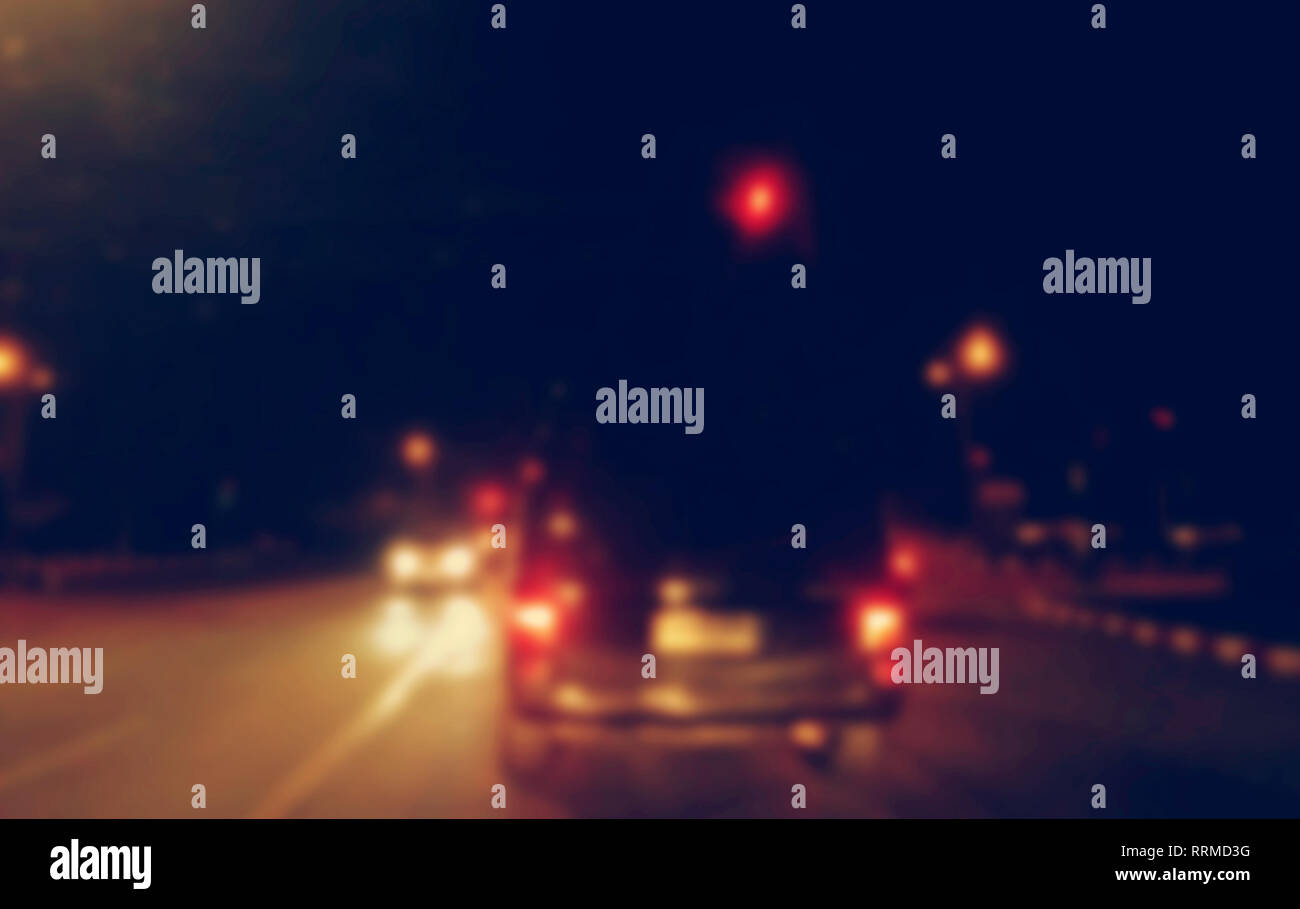 Sfocatura dello sfondo notte gli inceppamenti di traffico la velocità del traffico Foto Stock