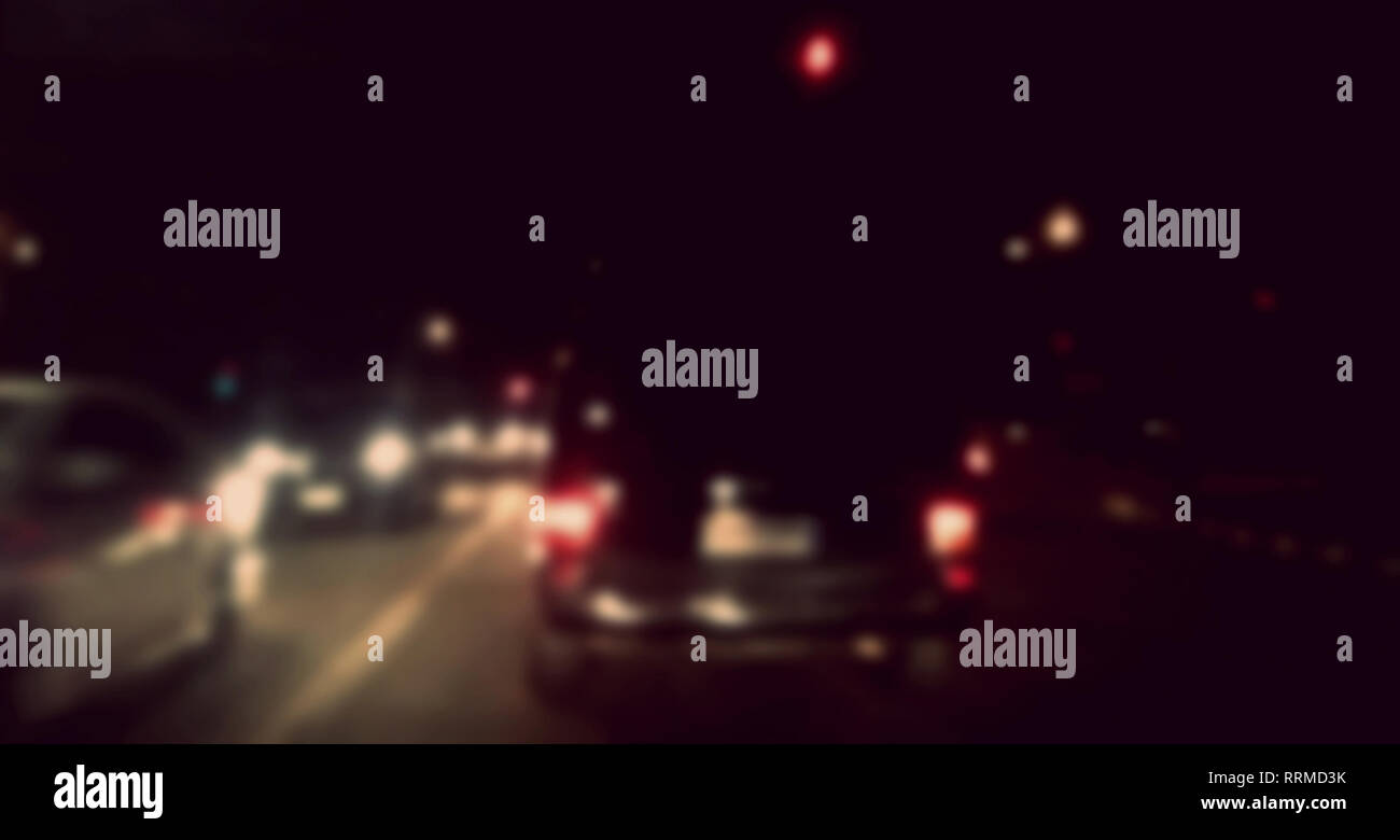 Sfocatura dello sfondo notte gli inceppamenti di traffico la velocità del traffico Foto Stock