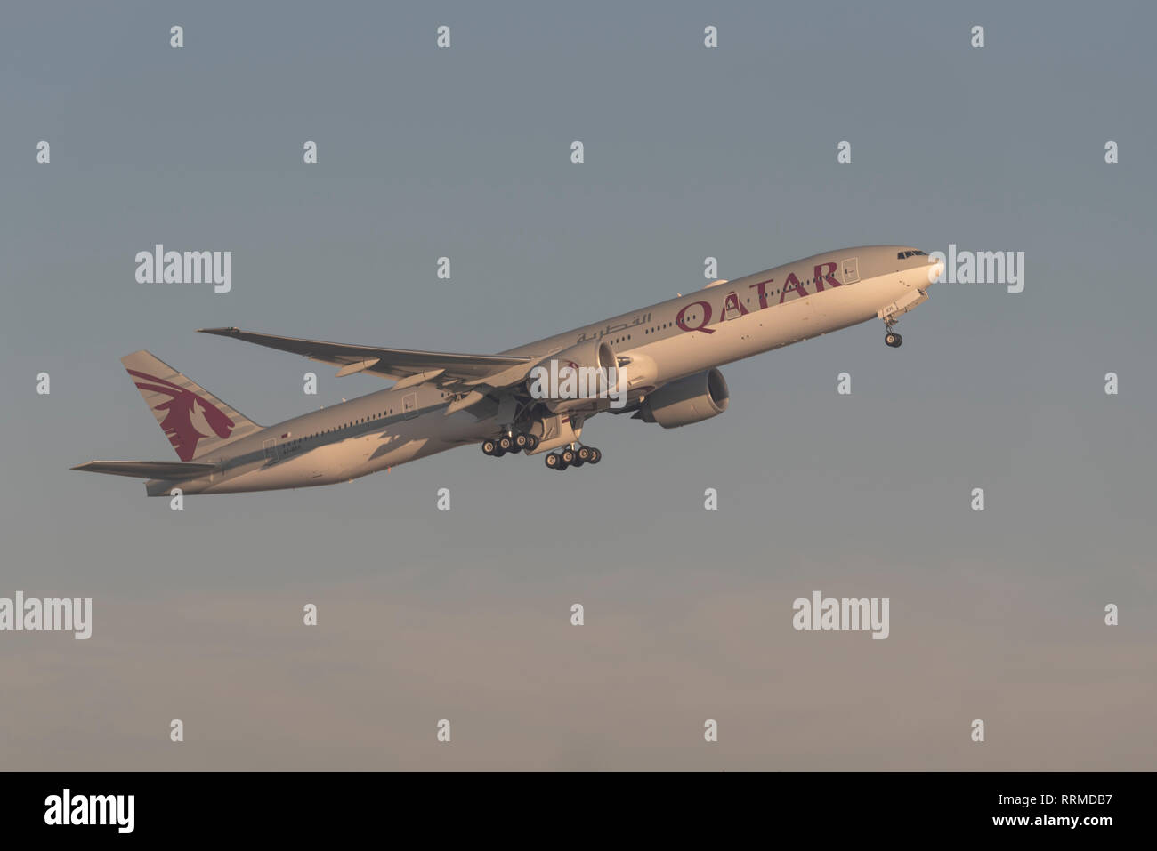 Qatar Airways Boeing 777 aereo jet piano A7-BER decollo dall'Aeroporto Heathrow di Londra, Regno Unito. Compagnia aerea della partenza del volo Foto Stock