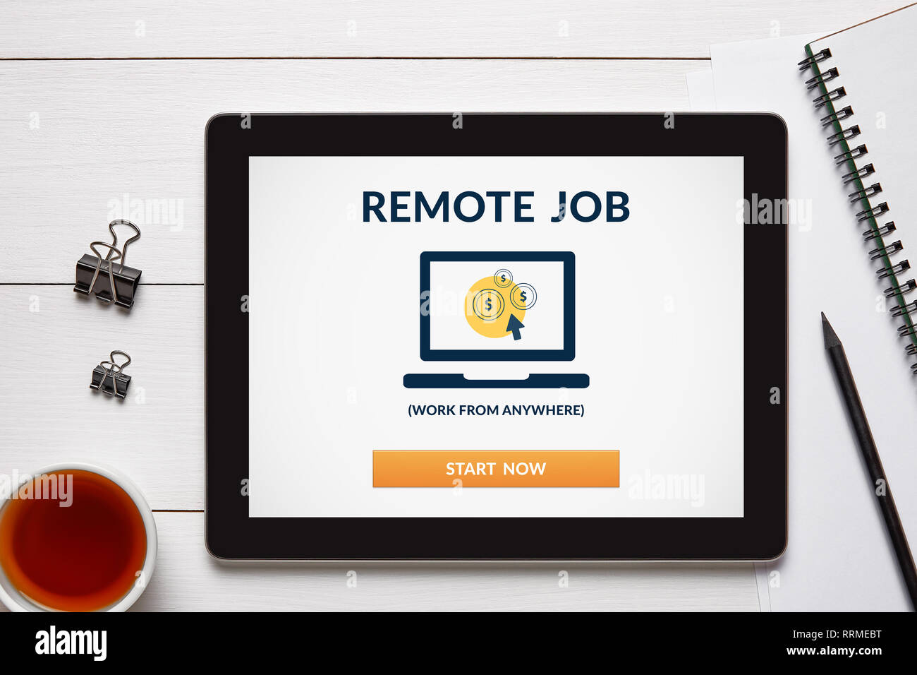 Remote Job concetto su tablet schermo con oggetti di Office su bianco tavolo in legno. Tutti i contenuti della schermata è progettato da me. Lay piatto Foto Stock