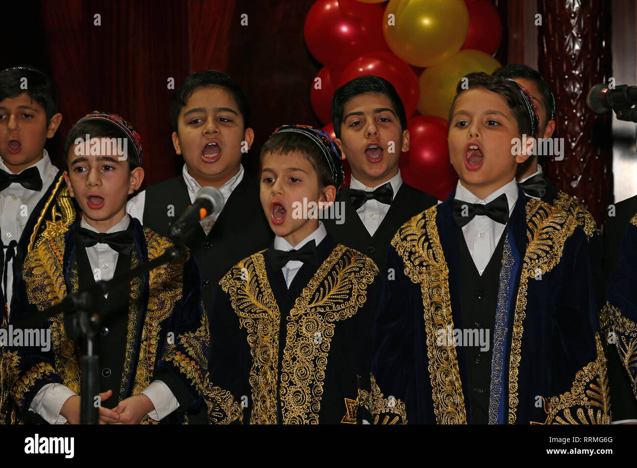 New York, Stati Uniti. 24 Febbraio, 2019. Bukharan Boys Choir esegue. Congregazione Ohr Natan di rego Park, Queens, ha celebrato il ventesimo anniversario della sua lingua russa, pubblicazione Druzhba, il più grande Mizrahi-pubblicazione basata negli Stati Uniti, con i discorsi e ai divertimenti della comunità Queens Boulevard quartier generale. Tra i tifosi presenti erano noi rappresentante congressuale grazia Meng, e Linda Spiegel del Margaret Tietz Nursing & il centro di riabilitazione di Forest Hills. Credito: Andy Katz/Pacific Press/Alamy Live News Foto Stock