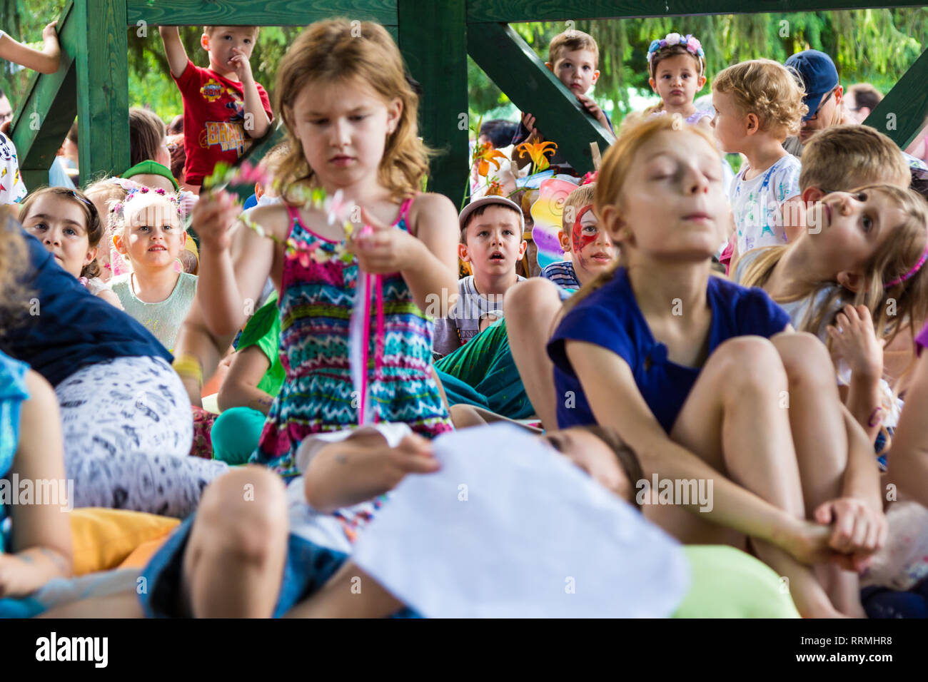 Tunder Fesztival (fate' Festival) in Sopron, Ungheria il 9 giugno 2018 - bambini fissando uno spettacolo di burattini Foto Stock