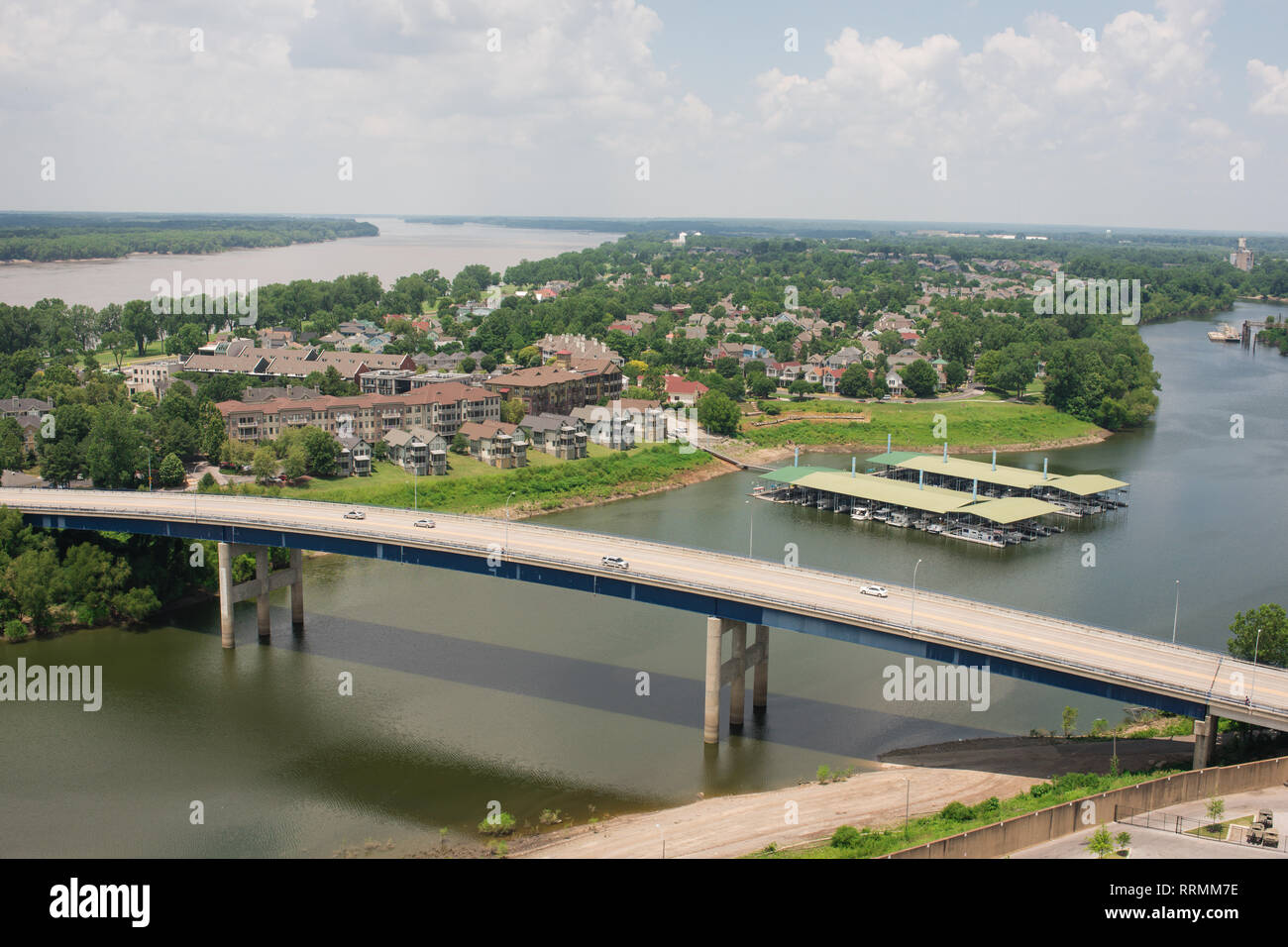 Magnifica vista vista del fiume Mississippi e ponti che collegano Memphis, TN e Arkansas. Foto Stock