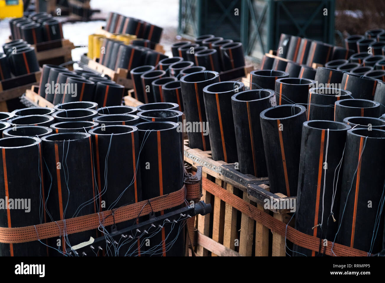 Preparazione del grande spettacolo pirotecnico con tubi riempiti con polvere da sparo e filo elettrico sulla terra. Festival dei fuochi d'artificio, intrattenimento, pericolo. Foto Stock