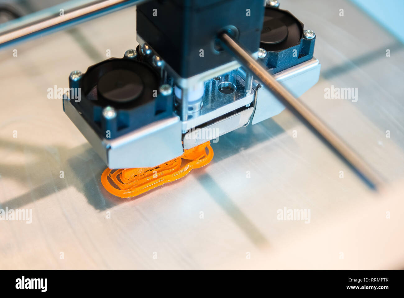 Automatic tridimensionali di stampante 3d esegue la creazione del prodotto. Moderno 3D di stampa o di produzione additiva robotiche e tecnologia di automazione Foto Stock