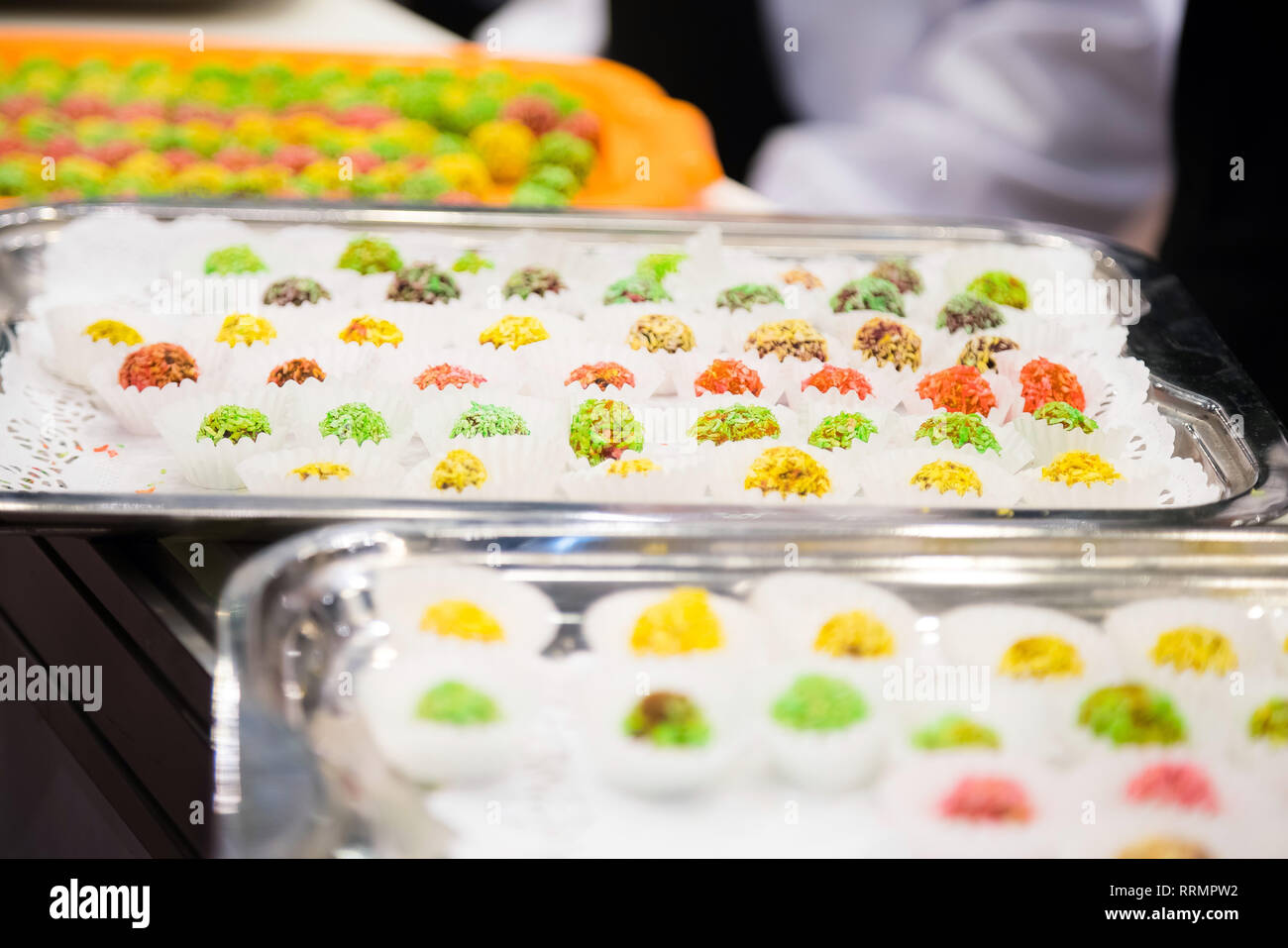 Vassoi con deserto colorato a buffet self-service. Deliziosi antipasti e spuntini su vassoi d'argento presso il ristorante Foto Stock