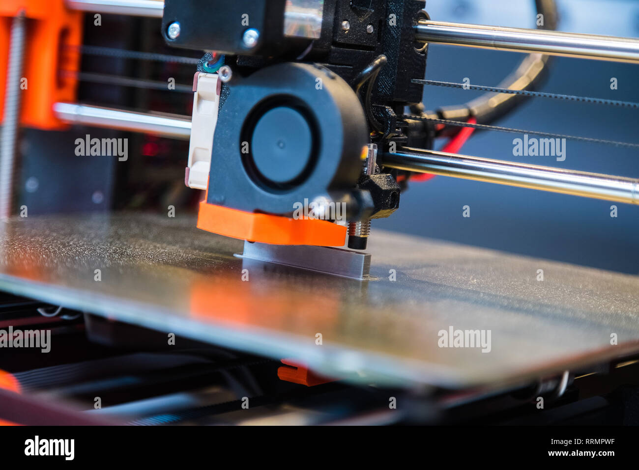 Automatic tridimensionali di stampante 3d esegue la creazione del prodotto. Moderno 3D di stampa o di produzione additiva robotiche e tecnologia di automazione Foto Stock