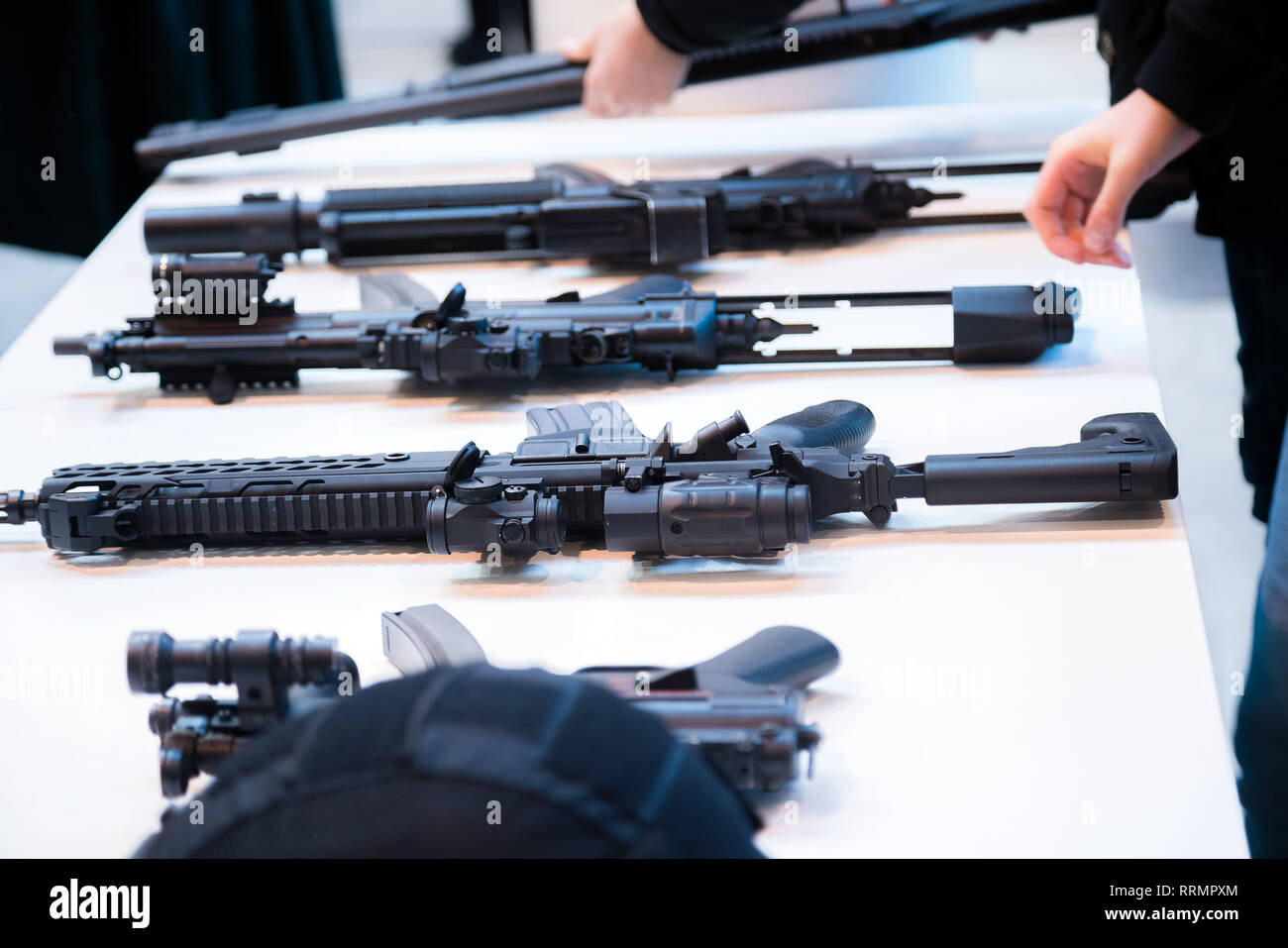 Moderne pistole di macchina utilizzata in forze militari in mostra alla fiera militare. L'addestramento militare, mitragliatrice attrezzatura. Foto Stock