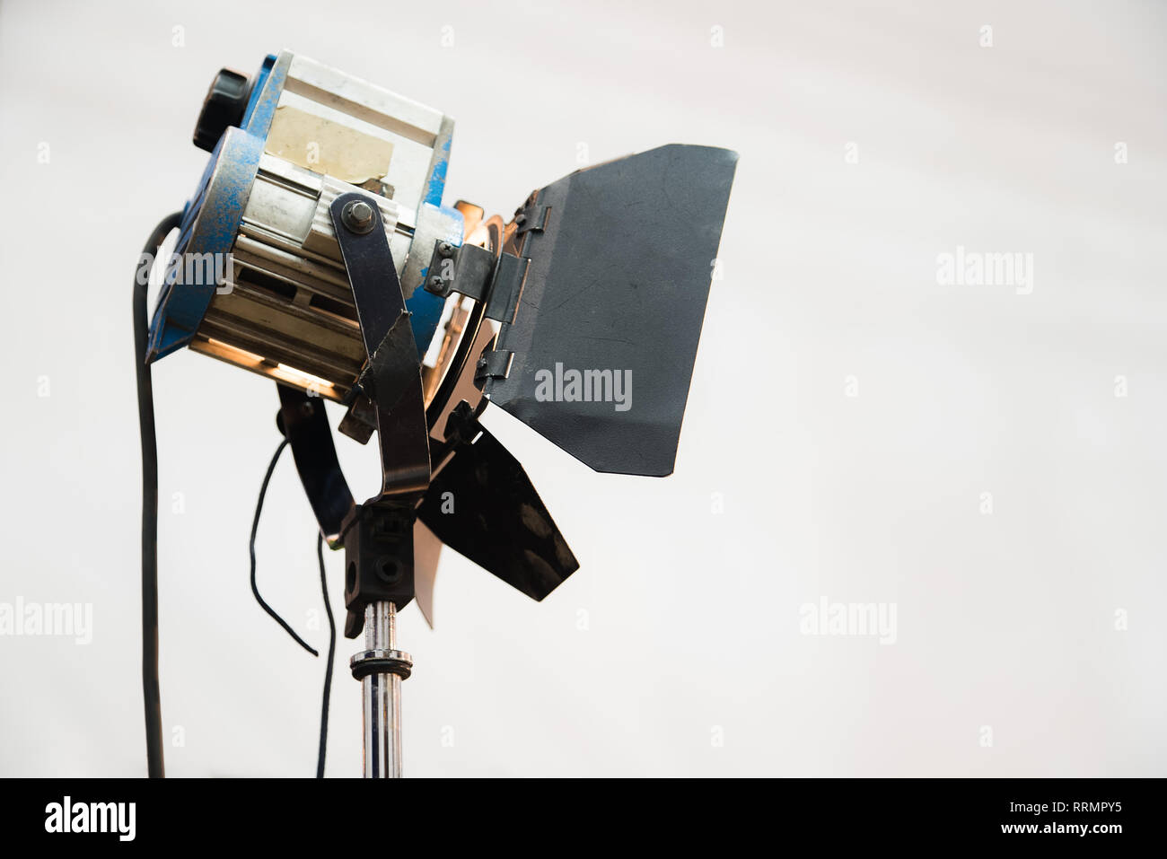 Sorgente di luce continua sul set di studio. Industria cinematografica, equipaggiamento elettrico lampada faretto. Foto Stock