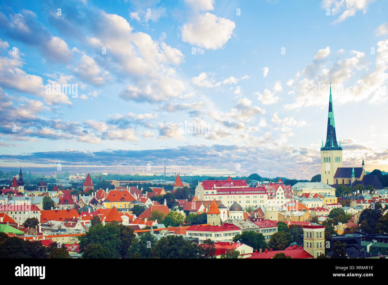 Vista aerea della città vecchia di Tallinn in una bella giornata d'estate. Cityscape skyline di pietra miliare di Tallinn, Estonia. Città Vecchia medievale, San Olaf Chiesa Battista, Foto Stock