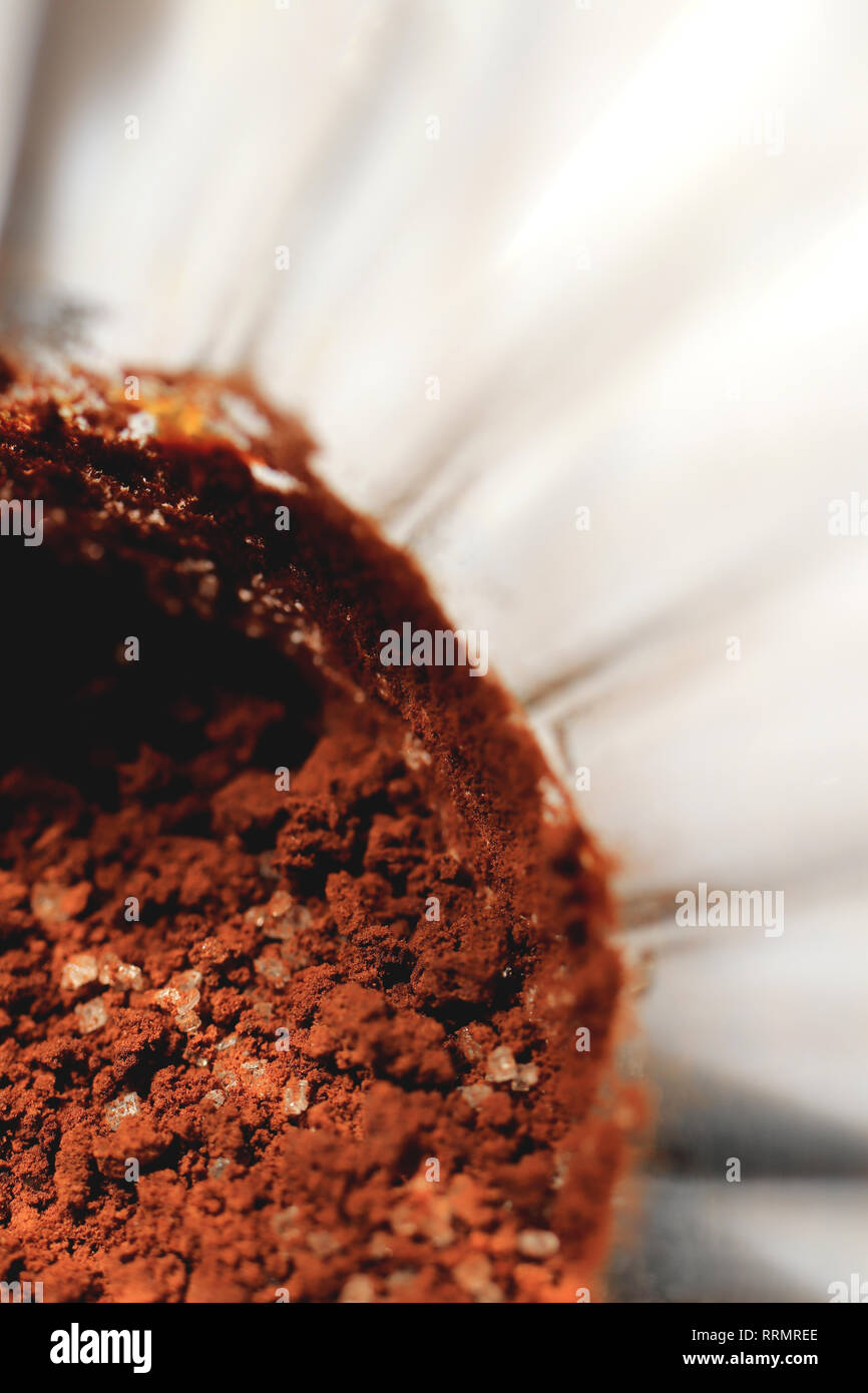 Il caffè con lo zucchero sul fondo di un vetro sfaccettate. Macro closeup opere d'arte. Foto Stock