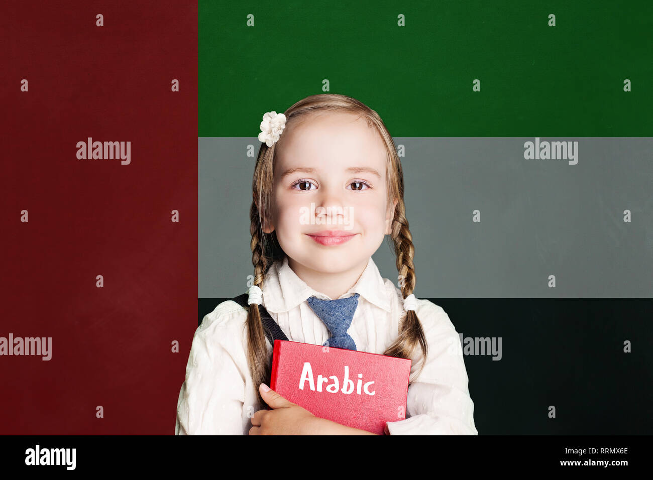 Emirati Arabi Uniti concetto con bambino felice una studentessa con libretto rosso contro la bandiera degli Emirati Arabi Uniti sfondo. Apprendere il linguaggio arabo Foto Stock