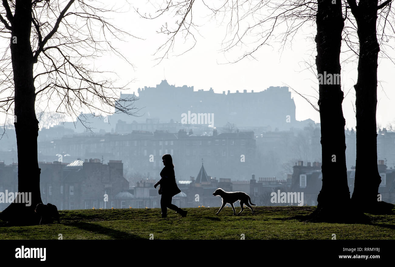 La mattina presto luce nel Parco di Inverleith, Edimburgo come la Gran Bretagna potrebbe sperimentare più record di temperature questa settimana dopo il lunedì è diventato il più caldo giorno d'inverno sul record. Foto Stock