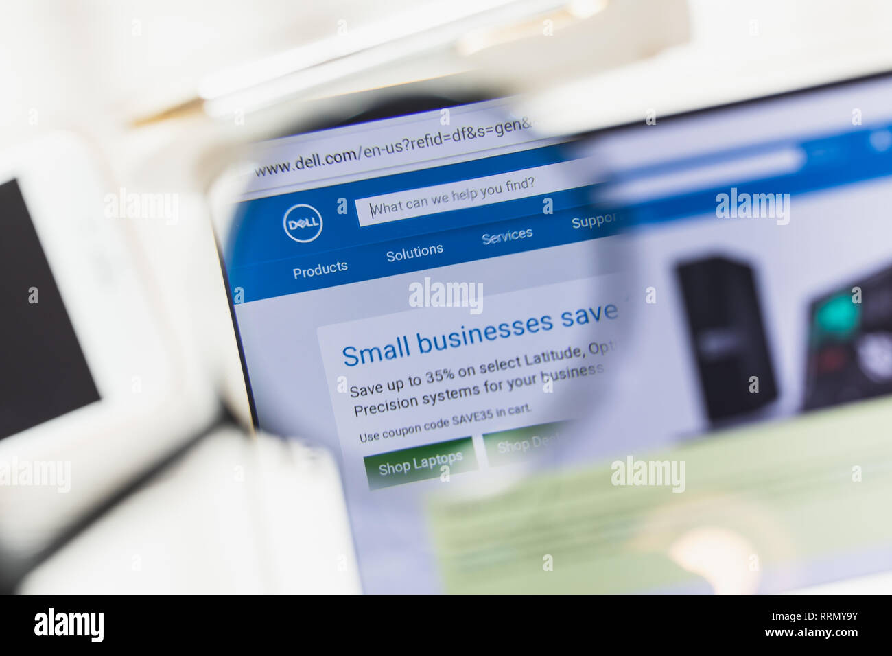 Los Angeles, California, Stati Uniti d'America - 27 Febbraio 2019: Dell sito ufficiale homepage sotto la lente di ingrandimento. Concetto logo visibile sullo smartphone Foto Stock