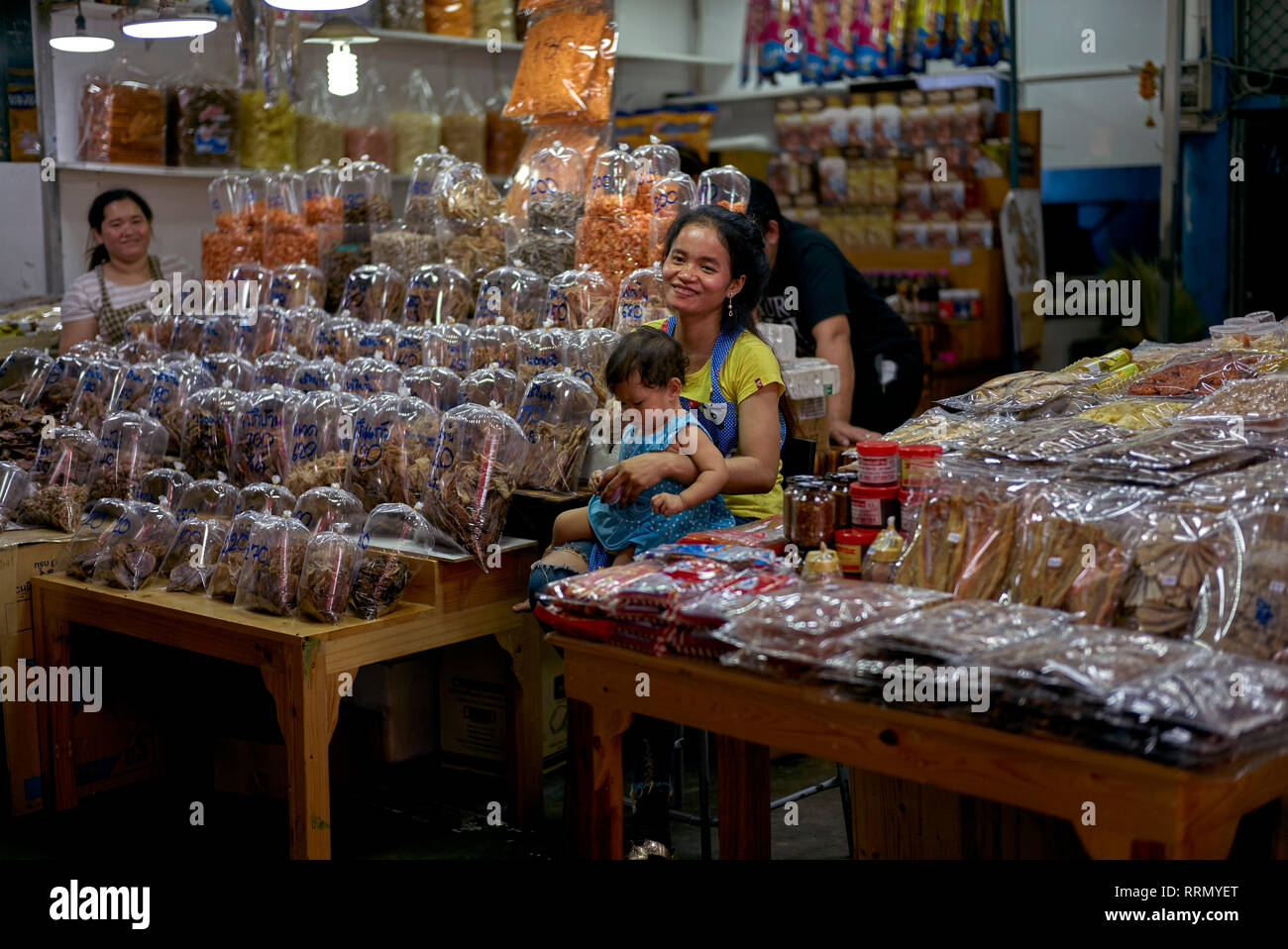 In Tailandia la madre e il bambino al suo mercato alimentare di stallo. Sud-est asiatico Foto Stock