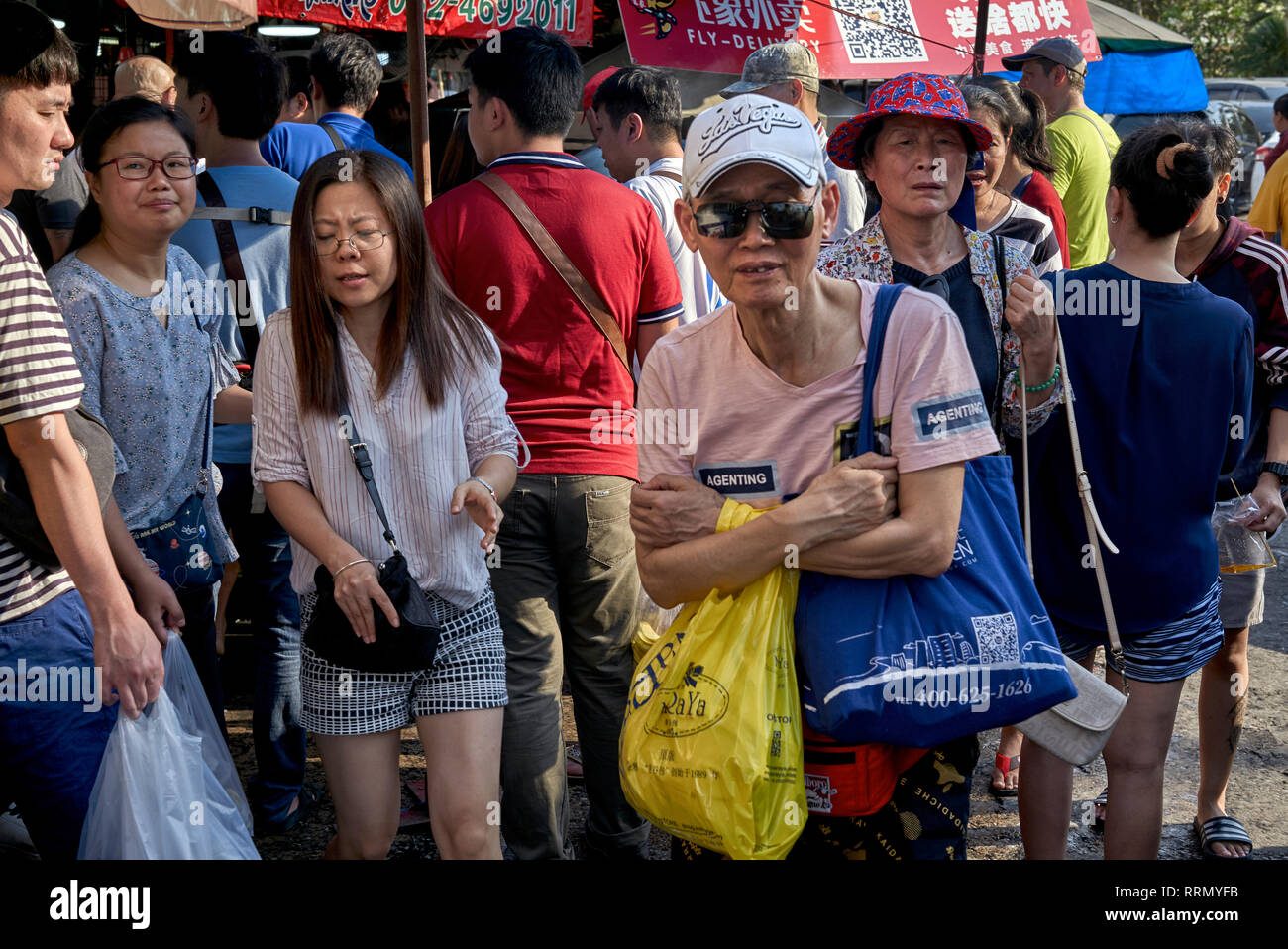 Il popolo cinese shopping presso un Tailandia street market alimentare Foto Stock