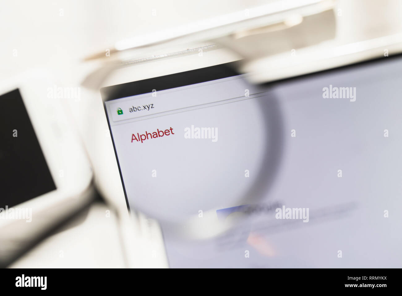 Los Angeles, California, Stati Uniti d'America - 27 Febbraio 2019: Alphabet Inc. sito ufficiale homepage sotto la lente di ingrandimento. Concetto alfabeto Inc. Il logo visibile Foto Stock