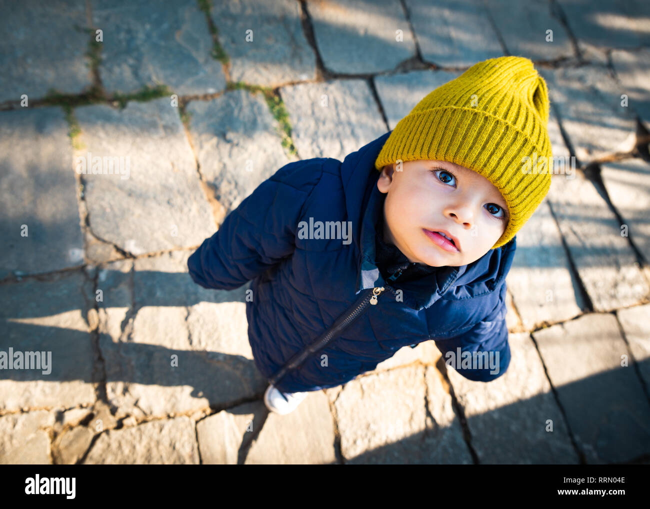 Eurasian baby guardando verso l'alto la fotocamera. Foto Stock