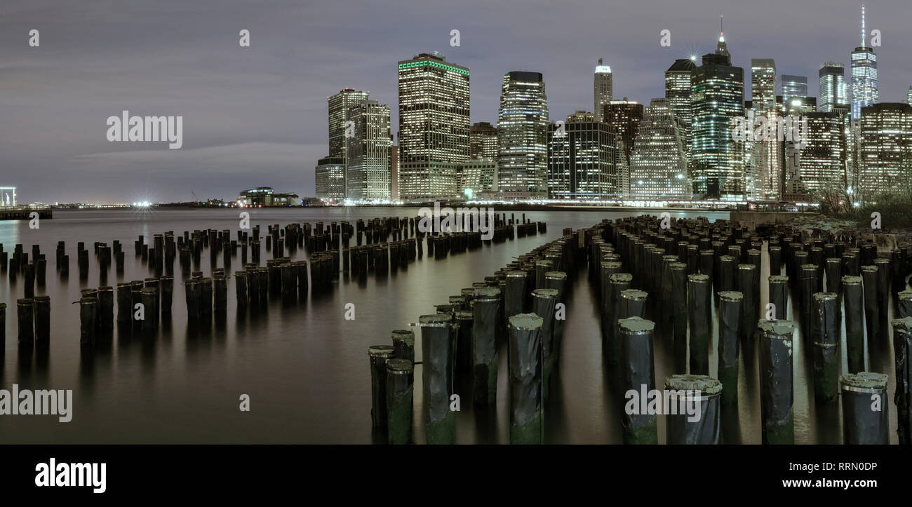 Stati Uniti d'America, American, New York Manhattan,visualizzare al centro con il ponte di Brooklyn Park Foto Stock