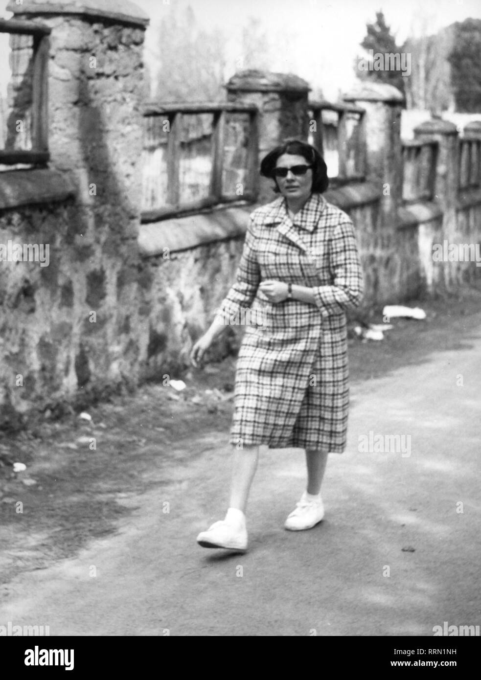 Soraya, 22.6.1932 - 25.10.2001, imperatrice di Persia 12.2.1951 - 6.4.1958, a piena lunghezza e su de modo alla sua casa in Roma, 15.4.1964, Additional-Rights-Clearance-Info-Not-Available Foto Stock