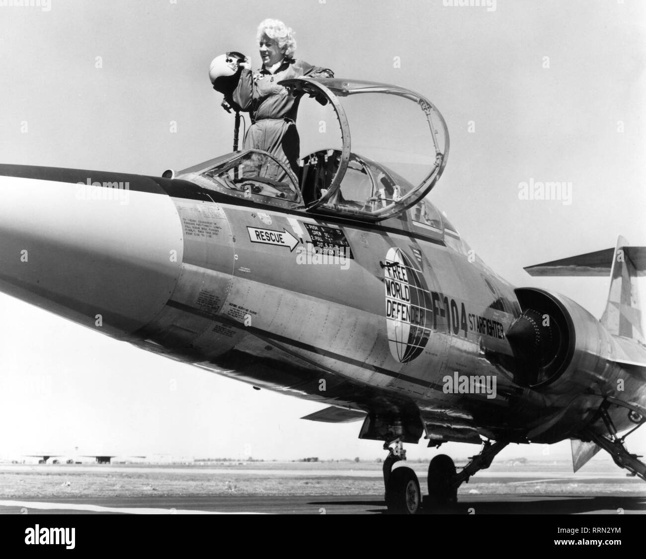 Cochran, Jacqueline "Jackie', 11.5.1906 - 9.8.1980, American aviatrice, a mezza lunghezza e nel suo Lockheed TF-104 G Starfighter dopo il suo volo record, Edwards Air Force Base in California, 2.5.1963, Additional-Rights-Clearance-Info-Not-Available Foto Stock