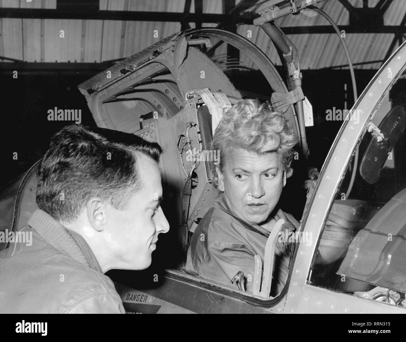 Cochran, Jacqueline "Jackie', 11.5.1906 - 9.8.1980, American aviatrice, ritratto, in un cockpit di un Lockheed F-104G Starfighter, sessanta, Additional-Rights-Clearance-Info-Not-Available Foto Stock