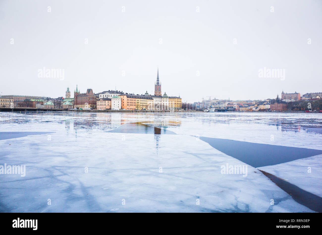 Vista invernale di Stoccolma la città vecchia, Gamla Stan e chiesa di Riddarholm con ghiaccio rotto sul lago. Preso da the Waterside a City Hall. Foto Stock